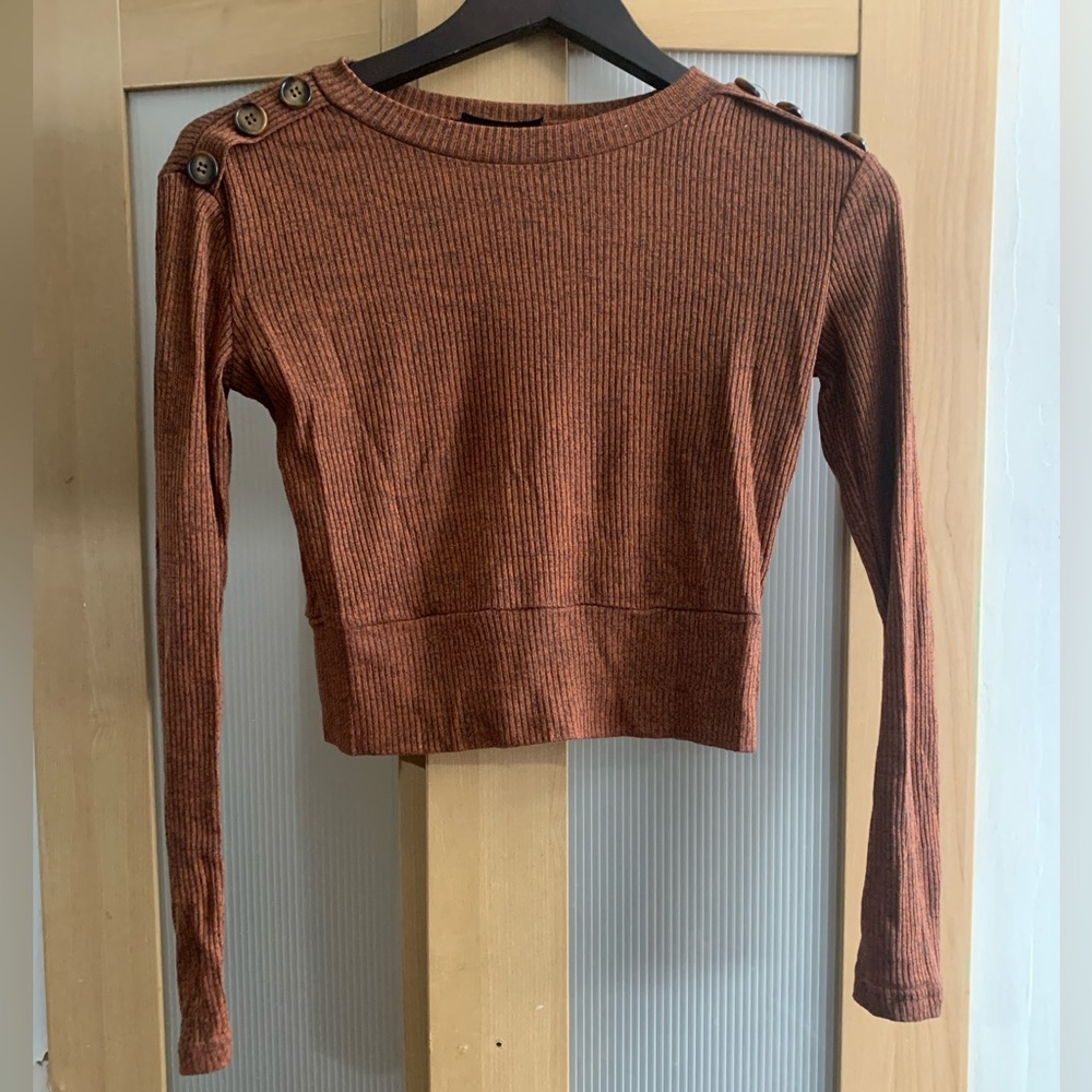 Beautiful brown sweater with button details. Size xs